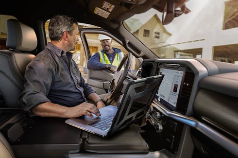 Mesa Retráctil de Ford Lobo 2025 permite trabajar en cabina de manera práctica en cualquier lugar